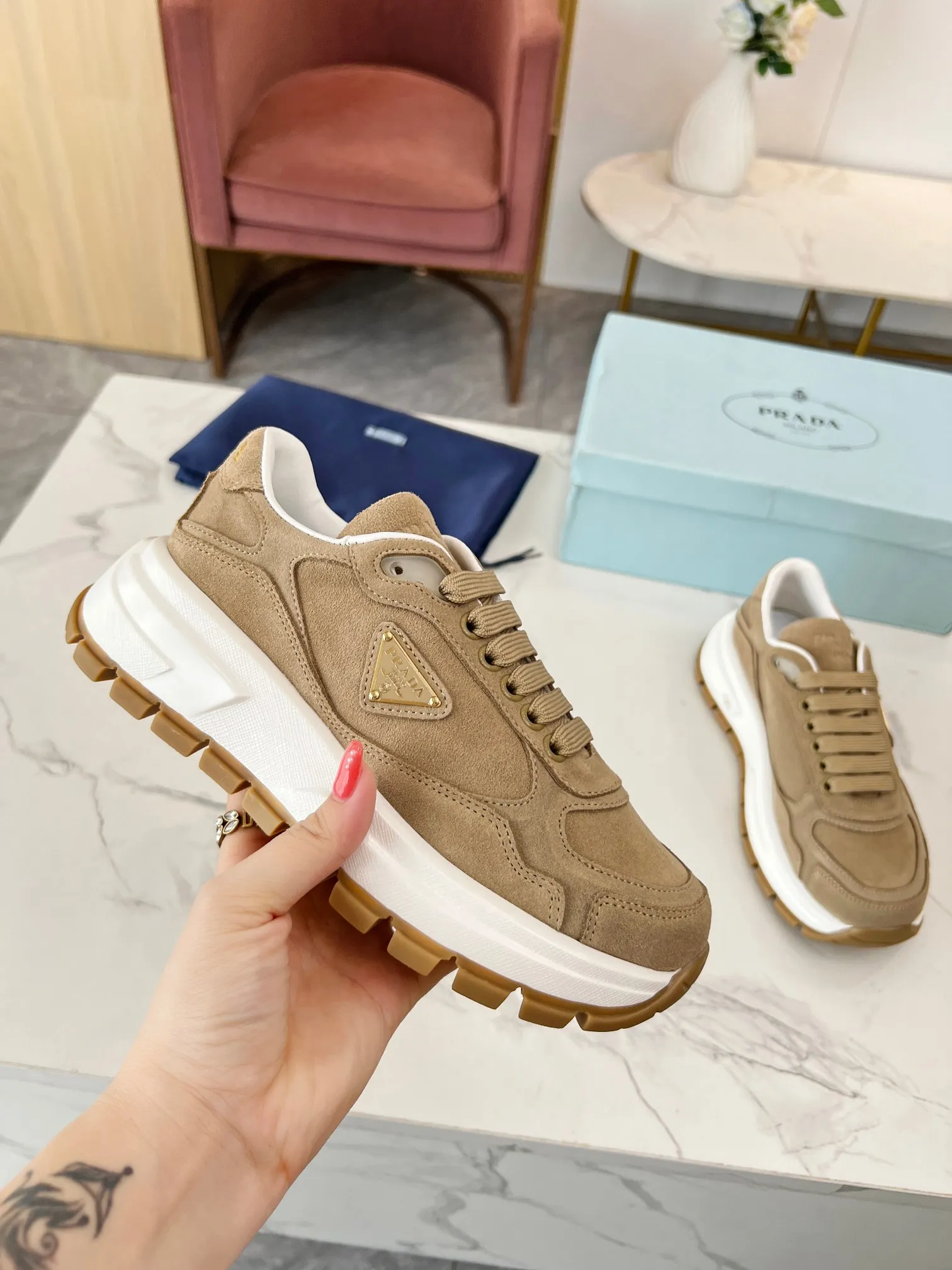 👟👟Ex-factory price 540👟👟 New couple model PRADA Prada 2024ss autumn and winter new moral training shoes casual shoes official fabric: imported suede upper, sheepskin lining, outsole suction mold, vacuum, ultra-light and wear-resistant, two-color non-slip bottom, code number: 35-45